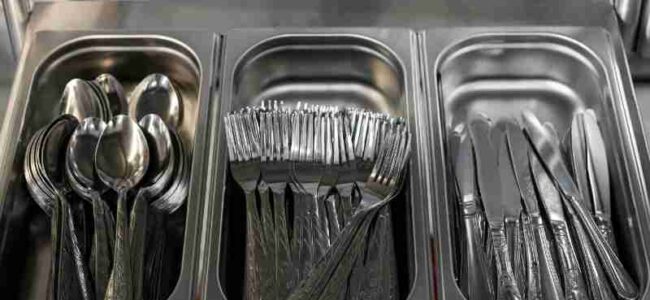 A neat arrangement of spoons, forks, and knives in stainless steel containers, perfect for kitchen and dining., tags: glanz - pexel